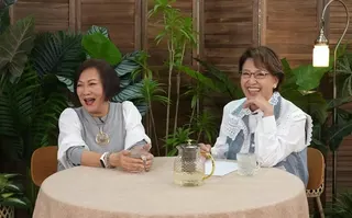 已届80岁的梁珊（左）接受钟慧冰访问时，丝毫不见老态。（互联网）
