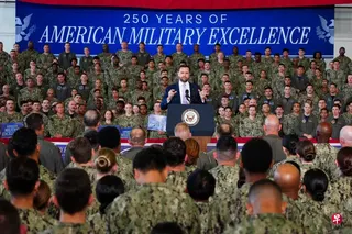 美国副总统万斯星期三（7月1日）到弗吉尼亚州欧希安纳海军航空站（Naval Air Station Oceana）出席美国建军250周年的庆祝活动时告诉记者，美伊会在谈判的稍后阶段才谈核问题。 （法新社）