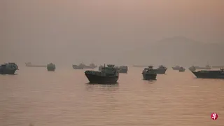 霍尔木兹海峡连接波斯湾与阿曼湾，是全球能源运输的关键咽喉；这条夹在伊朗和阿曼之间的狭窄水道，承担着全球约五分之一石油和液化天然气运输。 （路透社）