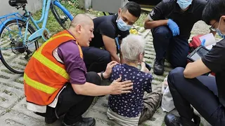 妇女危卧马路中央挡道 新捷运员工耐心安抚获表扬