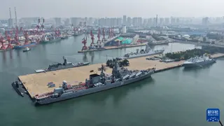 参加“海上联合-2026”联合演习的俄海军舰艇编队周日抵达青岛某军港，双方参演兵力集结完毕。（图取自新华社）