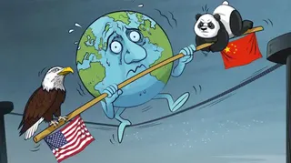 一幅漫畫：中間是地球，手持平衡桿在走鋼絲；一邊是代表美國的老鷹，一邊是代表中國的熊貓，中間走鋼絲的地球戰戰兢兢