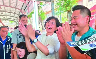 民進黨新北市長參選人蘇巧慧（右二）4日到土城出席議員彭一書（右一）造勢活動。（記...
