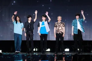 五月天換穿復刻藍格子襯衫、藍色Polo衫等造型。圖／相信音樂提供
