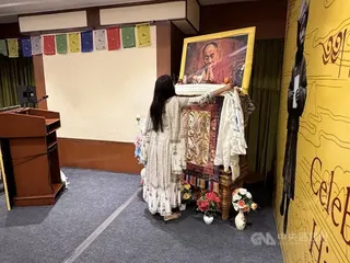 達賴喇嘛駐德里辦事處6日舉辦活動，慶祝達賴喇嘛91歲生日，民眾在活動中獻上「哈達」表示祝賀。中央社記者李晉緯新德里攝　115年7月7日