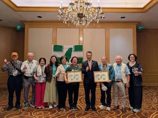 徐國勇頒發當選證書。民進黨提供