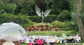李玟紀念園區放有許多花束。（組合圖／翻攝自臉書、微博）