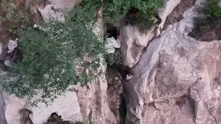 中国女子摸黑登山失足坠崖 卡岩缝近两小时获救