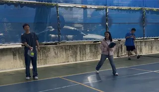 運動部長李洋(左) 今到土庫鎮匹克球場視察，並與立委張嘉郡（中）一同體驗。（周麗蘭攝）