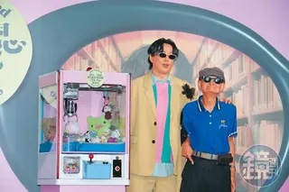 未成名時，蕭煌奇（左）曾受前輩李炳輝（右）與金門王提攜照顧，如今邀來李炳輝合作輕快單曲〈輝煌旅行社〉。