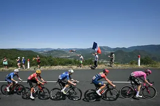 EasyPost team's German rider Georg Steinhauser (R) leads the chasing group