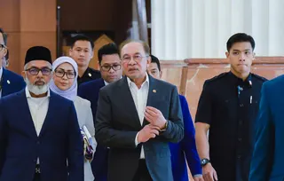 Prime Minister Datuk Seri Anwar Ibrahim said Amir Hamzah would obtain further details on the matter and negotiate with the companies to find a solution. BERNAMA FILE PIC