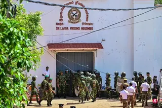 尼甘布市（Negombo）的一座监狱星期天（7月5日）下午发生骚乱后，斯里兰卡特种部队抵达现场。 （法新社）