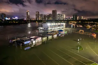 周一，广西南宁邕江码头附近因暴雨洪涝被淹的河岸。