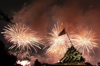 7月5日凌晨，在弗吉尼亚州阿灵顿，从海军陆战队纪念碑后方可以看到为庆祝美国建国250周年而燃放的烟花在华盛顿上空绽放。（图取自法新社）