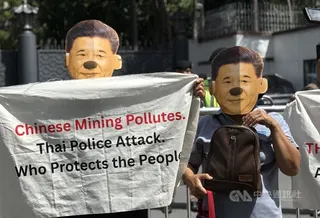 泰國民團8日在中國駐泰國大使館前高舉標語，呼籲中國停止破壞泰國河川，並為跨境污染及相關環境衝擊負起責任。中央社記者李宗憲曼谷攝　115年7月8日