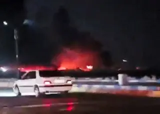 伊朗阿巴斯的漁業碼頭8日發生爆炸，現場濃煙滾滾。（Social Media/via 路透社）