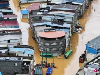 受台风“美莎克”影响，广西连日遭遇强降雨，多地发生洪涝灾害，目前已造成六人死亡、11人失联。图为广西横州市校椅镇平山村遭洪水侵袭，房屋被淹。 （法新社）