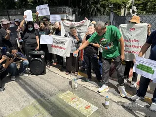 泰國民團赴中國使館抗議，泰國抗議民眾將象徵污染的混濁水倒在泰國地圖上，象徵中資礦場造成的跨境污染影響泰國河川。中央社記者李宗憲曼谷攝　115年7月8日