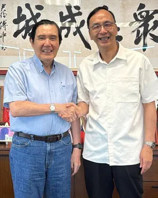 國民黨前主席朱立倫(右)表示他去看望馬英九，提前送上生日祝福，並在臉書上貼出兩人...