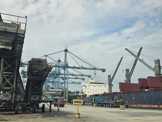 巴生港是馬來西亞最大貨櫃港，橋式起重機在巴生港碼頭吊掛貨櫃，配合貨輪裝卸作業。隨...