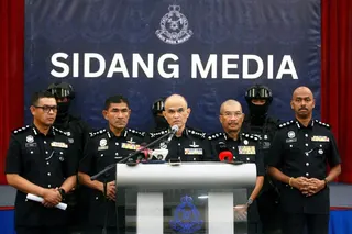 Selangor police chief Datuk Shazeli Kahar (Centre) said that they are investigating whether online content influenced the mindset and behaviour of the suspect in the SMK Bandar Banting stabbing incident. — NSTP / FAIZ ANUAR