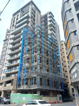 《圖說》施工架需要確實檢查，如有鬆脫要儘早進行加固，並將所張掛的帆布或廣告物拆除。〈勞工局提供〉