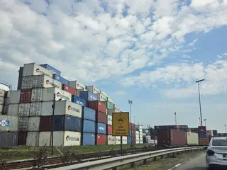 巴生港是馬來西亞最大貨櫃港，貨櫃堆場整齊堆放來自各地的貨櫃，隨著全球供應鏈重組，...