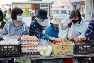 中国国家统计局星期四（7月9日）公布的数据显示，6月CPI同比增长1.0%，较上月回落0.2个百分点。图为消费者6月10日在辽宁沈阳菜市场购买鸡蛋。 （法新社）