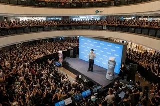 SEVENTEEN珉奎活動現場爆出飄出惡臭異味，疑似粉絲大便失禁。（圖／現場AI模擬真實畫面）