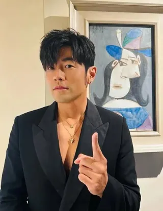 今年初周杰倫受邀參加澳洲網球公開賽趣味活動時，開賽僅5秒就遭對手以Ace球直接得分淘汰，畫面笑翻球迷。（圖／翻攝自周杰倫IG）