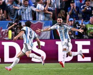 José López celebrates with goalscorer Julián Álvarez after Argentina take the lead against Switzerland in extra time