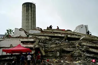 7月11日，救援人员在委内瑞拉拉瓜伊拉州的一座倒塌建筑的废墟中搜寻幸存者。 （法新社）