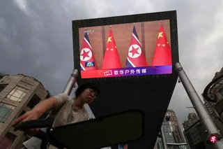 中国和朝鲜在两国关系升温下，庆祝一项具有军事同盟性质的条约签署65周年。图为6月8日，北京一个户外屏幕正在播放中国国家主席习近平时隔七年再次访朝的新闻画面。 （路透社）