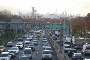 長島高速路巴士撞數車翻覆 釀2死近20傷