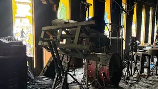 曼谷酒吧大火事发时约300人在场 演出女歌手遇难