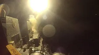 美軍導向飛彈驅逐艦「麥可墨菲號」6月10日在未公開地點發射戰斧飛彈。（路透）