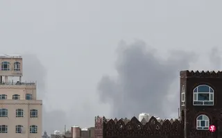 也门武装部队星期一（7月13日）袭击首都萨那国际机场后，空中冒起浓烟。 （路透社）