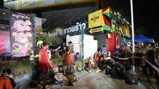 Los equipos de rescate descansan tras extinguir un incendio en Bangkok, Tailandia, el lunes 13 de julio de 2026.