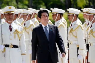 2013年，时任首相安倍晋三在东京检阅仪仗队。安倍晋三希望日本能成为一个“正常”的国家，既能自卫，又能在全球舞台上发挥更大的影响力。