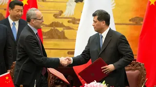 2013年4月，馬興瑞（右）和法國原子能委員會主席伯納德·比戈（左二，Bernard Bigot）在北京交換協議文本。馬在離開航天科技集團後曾短暫兼任中國原子能機構主任。 [Getty Images]