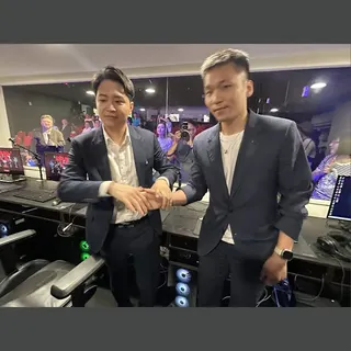 運動部長李洋（右）與立委羅廷瑋（左）在江啟臣的見證下，直接在弘光科大電競館內以「英雄聯盟」展開PK友誼賽，最後李洋小勝一盤。記者黑中亮／攝影