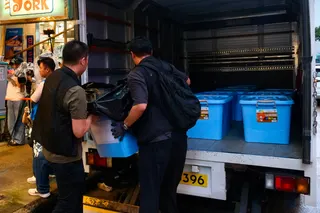 周三，警方在香港独立书店“留下书屋”搬运没收的物品。