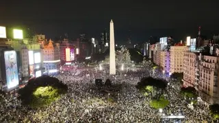 阿根廷当地时间周三在2026年世界杯准决赛击败英格兰，晋级决赛，将与西班牙争夺冠军，大批球迷涌入布宜诺斯艾利斯方尖碑（Obelisco）周边庆祝，挥舞蓝白国旗、高唱助威歌曲，共同迎接胜利时刻。（图取自中央社）