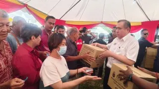 文丁内村纳入“昌明关怀”计划，陆兆福（右）派发物资予受惠民众。