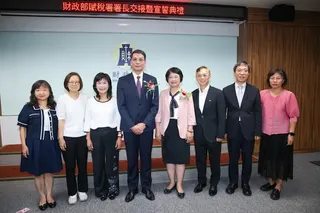 財政部政次陳勇勝（右四）主持新卸任賦稅署長交接，左起北區國稅局長李雅晶、南區國稅局長陳慧綺、卸任賦稅署長宋秀玲、政次陳勇勝、新任賦稅署長樓美鐘、中區國稅局長翁培祐、高雄國稅局長許寧佑、台北國稅局代理署長謝慧美。廖瑞祥攝