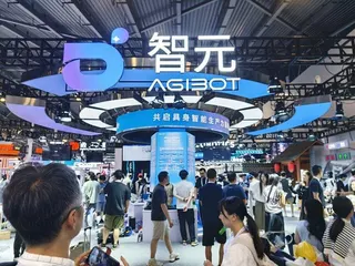 智元展出「遠征A3 Ultra」，有174公分高的身形，標配高階靈巧手，可化身2...