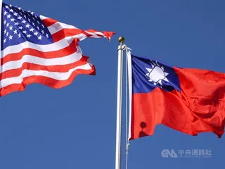 美國聯邦眾議院15日通過2027財政年度國家安全、國務院及相關計畫撥款法案，內容包括在對外軍事融資計畫下，對台提供5億美元的援助。圖為美國與中華民國國旗。（中央社檔案照片）