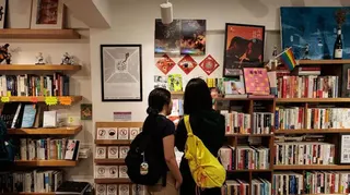 2026年4月4日，顧客在獵人書店購物。