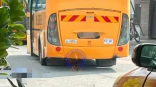 柔佛七岁男童下校车后遭校车撞死 女司机当场昏倒